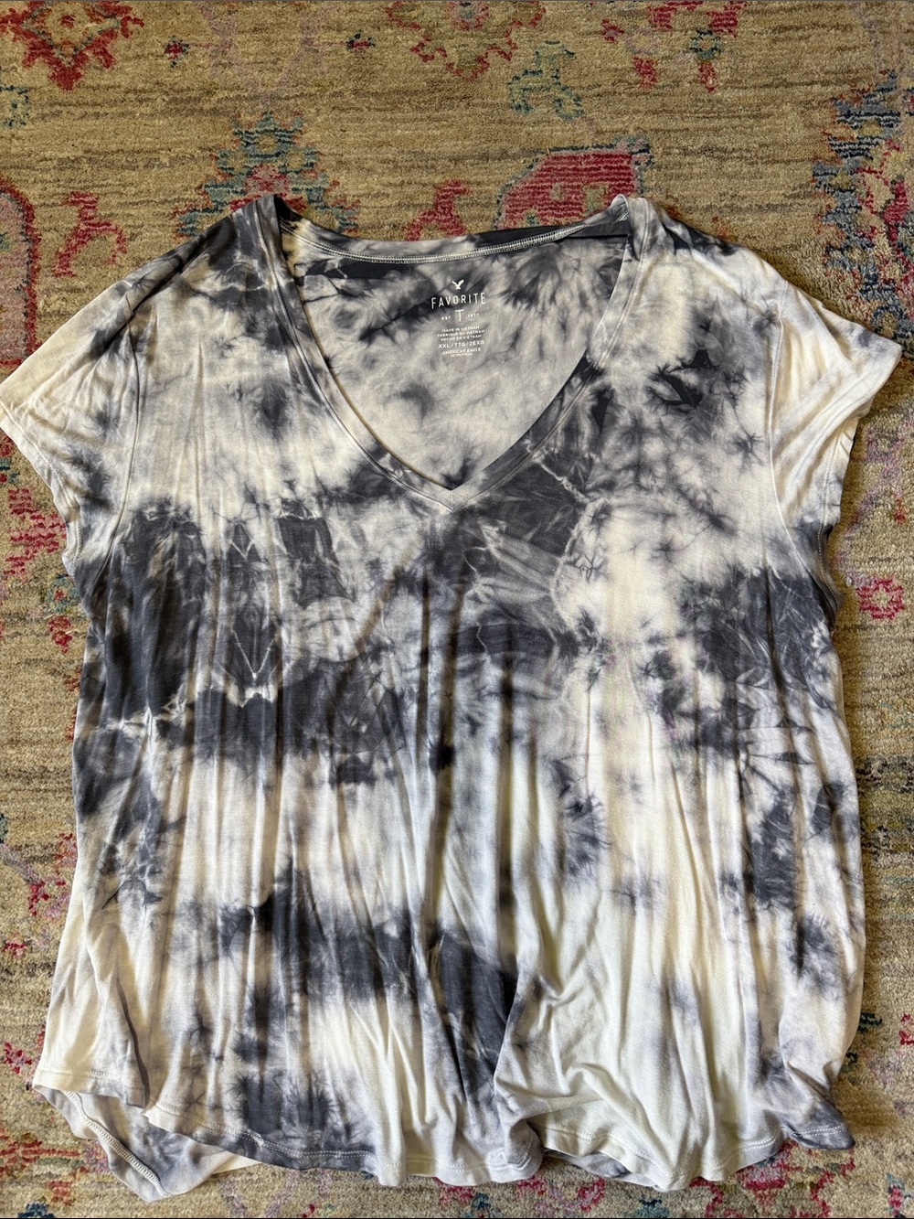 American Eagle Outfitters Black & White Tie-Dye V-Neck Tee